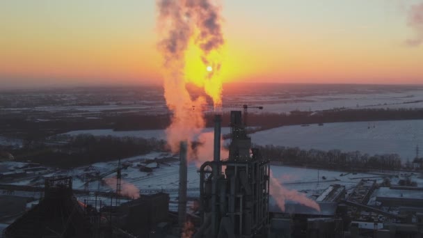 Luchtfoto van cementfabriek toren met hoge betonnen installatiestructuur op industrieel productiegebied bij zonsondergang. Productie en mondiaal industrieconcept — Stockvideo