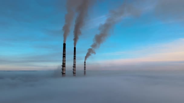 Flygfoto av kolkraftverk höga rör med svart rök flyttar upp förorenande atmosfär vid solnedgången — Stockvideo