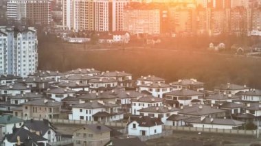 Gün batımında büyük şehrin kırsal kesimindeki yerleşim yerlerinin hava manzarası