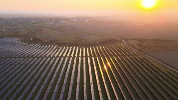 Vista aérea de una gran central eléctrica sostenible con filas de paneles fotovoltaicos solares para producir energía eléctrica limpia por la noche. Concepto de electricidad renovable con cero emisiones — Vídeos de Stock