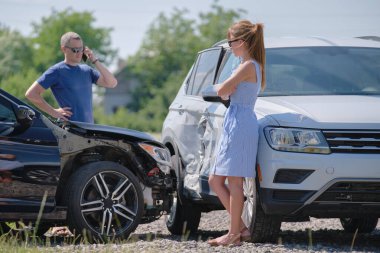 Ağır hasarlı araçların kızgın kadın ve erkek sürücüleri trafik kazası için sigorta şirketini arıyor. Yol güvenliği kavramı