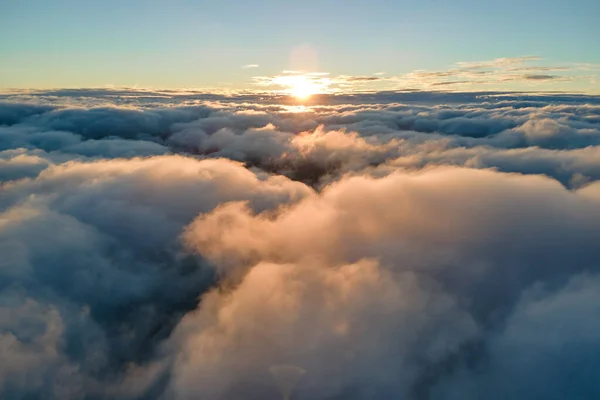 Vista aérea da janela do avião em alta altitude de densas nuvens de cúmulo inchadas voando à noite — Fotografia de Stock