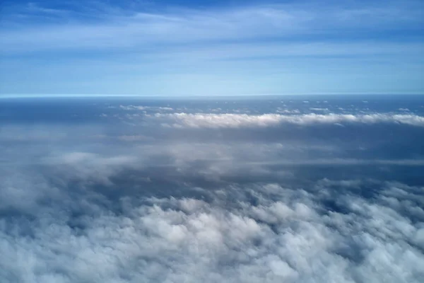 Dünya 'nın yüksek irtifasından hava manzarası sağanak yağmurdan önce oluşan yağmurlu bulutlarla kaplı. — Stok fotoğraf