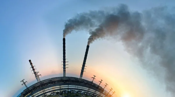 Luchtfoto van grote hoogte van kleine planeet aarde met kolencentrale hoge buizen met zwarte schoorsteen vervuilende atmosfeer. Elektriciteitsproductie met fossiele brandstoffen — Stockfoto