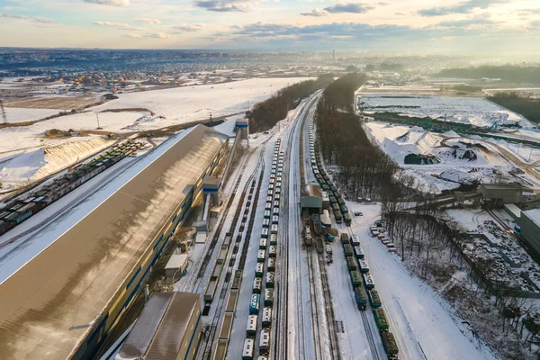 Luchtfoto van goederentrein geladen met verbrijzelde zandsteenmaterialen in mijn fabriek. Spoorwegvervoer van open mijnerts — Stockfoto