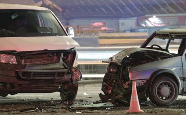 Gece şehir caddesindeki çarpışma sonrası ağır araba kazalarında hasar görmüş. Yol güvenliği ve sigorta kavramı