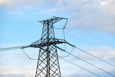 Yüksek voltajlı elektrik kablolarına sahip çelik sütun uzun mesafeli kablolardan elektrik enerjisi iletiyor.