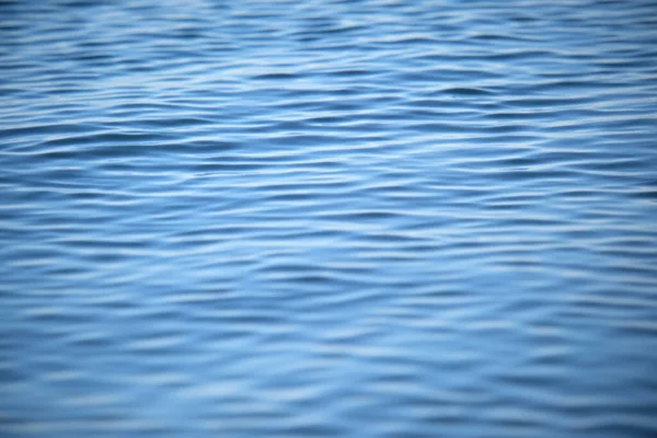 Gros plan du paysage marin surface de l'eau de mer bleue avec de petites vagues d'ondulation — Photo