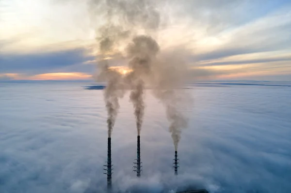 Usina de carvão tubos altos com fumaça preta movendo-se para cima atmosfera poluente. Produção de energia elétrica com conceito de combustível fóssil — Fotografia de Stock