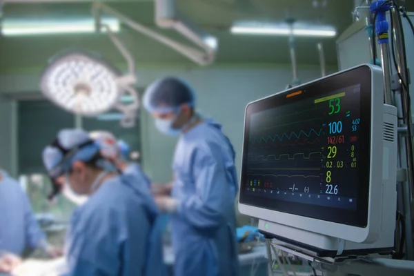 Контроль сердечного ритма и пациента монитор в операционном зале больницы во время операции — стоковое фото