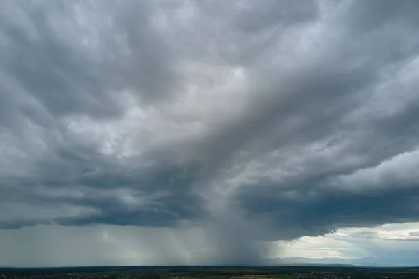 地方の雷雨の際に形成される暗い雲の風景 — ストック写真