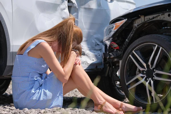 Conductora estresada sentada en el lado de la calle sorprendida después de un accidente de coche. Concepto de seguridad vial y seguros — Foto de Stock