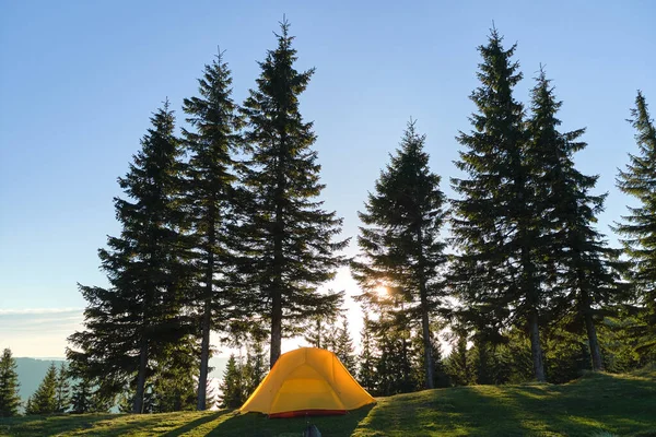 선선 한 저녁 산악 야영지에 텐트를 치는 관광객. 적극적 인 관광 과 하이킹의 개념 — 스톡 사진