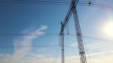 Elektrik kabloları, kablo kabloları aracılığıyla güvenli yüksek voltajlı elektrik enerjisini yalıtan güvenli bir koruma çerçevesine bölünmüş durumda. Şehirlerarası elektrik iletimi kavramı