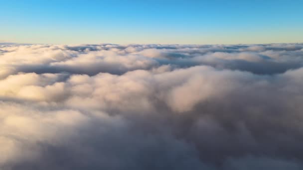 Flygfoto ovanifrån på hög höjd av täta fluffiga cumulusmoln som flyger på kvällen. Fantastisk solnedgång från flygplansfönstrets synvinkel — Stockvideo