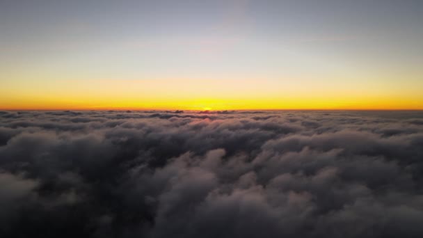 Vista aérea da janela do avião em alta altitude de densas nuvens de cúmulo inchadas voando à noite — Vídeo de Stock