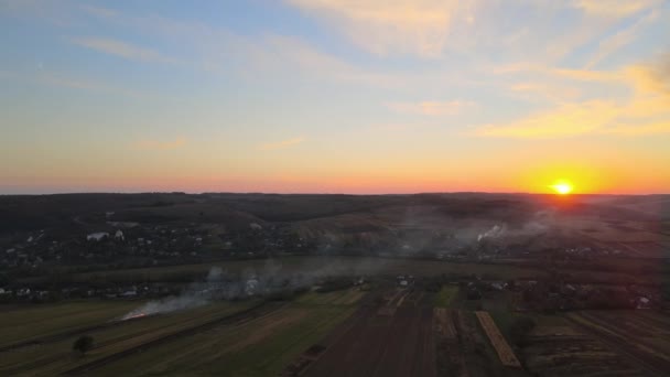 Flygfoto över jordbruksbränder från torrt gräs och halmstubb som brinner med tjock rök förorenande luft under torrperioden på jordbruksmark som orsakar global uppvärmning och cancerframkallande rök — Stockvideo