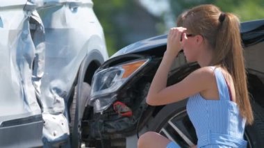 Stresli kadın sürücü trafik kazasından sonra şoka girdi. Yol güvenliği ve sigorta kavramı