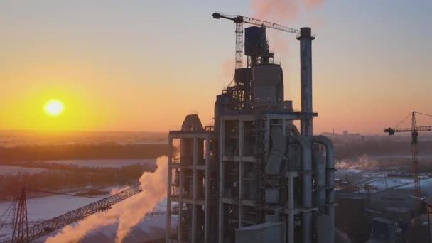 Vue aérienne de la tour de cimenterie avec structure en béton élevé dans la zone de production industrielle au coucher du soleil. Industrie manufacturière et concept industriel mondial — Video