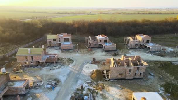 Αεροφωτογραφία κατοικιών υπό κατασκευή σε αγροτική προαστιακή περιοχή. Ανάπτυξη ακινήτων — Αρχείο Βίντεο