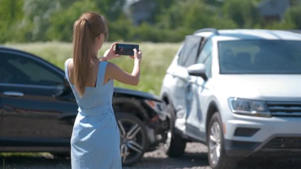 Gestresste bestuurder neemt foto op sellphone camera van vernield voertuig bellen voor de hulpdiensten hulp na auto-ongeluk. Verkeersveiligheid en verzekeringsconcept — Stockvideo