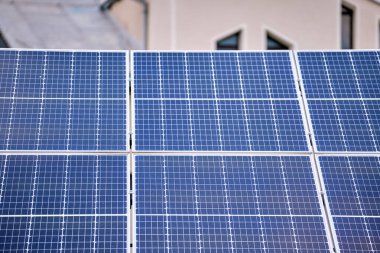 Temiz ekolojik elektrik enerjisi üretmek için mavi güneş fotovoltaik panelleri olan çatının kapatılması. Sıfır emisyon kavramı ile yenilenebilir elektrik