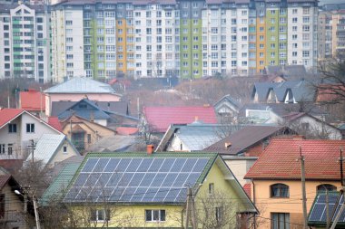 Şehrin kırsal kesimlerinde temiz ekolojik elektrik enerjisi üretmek için güneş fotovoltaik panellerle kaplı özel bir çatı. Özerk ev kavramı