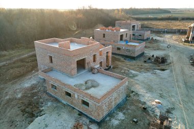 İleride satış veya kiralama için inşaat halindeki konutları olan kırsal bölgedeki sanayi şantiyesinde. Gayrimenkul geliştirme kavramı