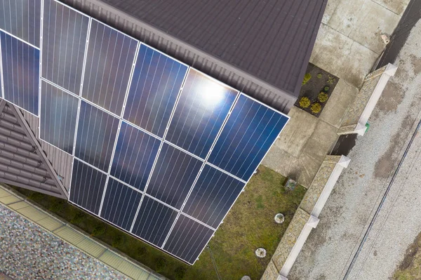 Vista aerea edificio tetto con file di pannelli solari fotovoltaici blu per la produzione di energia elettrica ecologica pulita. Elettricità rinnovabile a emissioni zero — Foto Stock