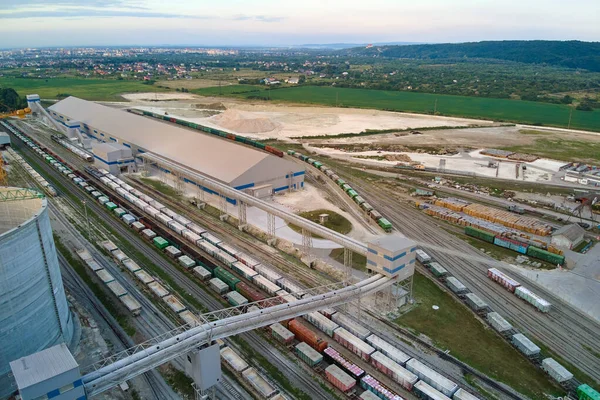 Luchtfoto van goederentreinen met bouwgoederen in de mijnbouwfabriek. Vervoer per spoor van industriële productiegrondstoffen — Stockfoto