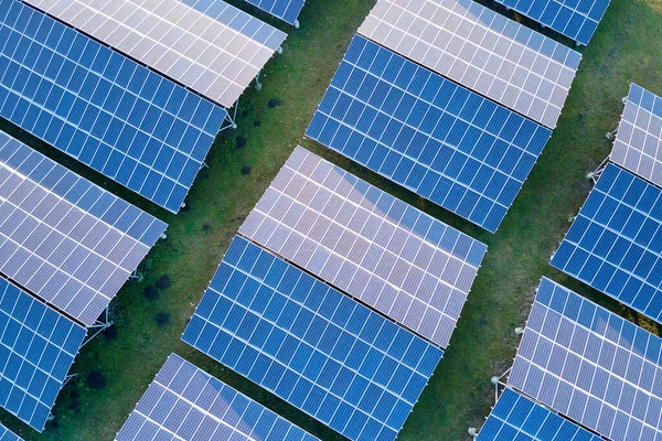 Вид с воздуха на крупную устойчивую электростанцию с рядами солнечных фотоэлектрических панелей для производства экологически чистой электроэнергии. Возобновляемые источники энергии с нулевой концепцией выбросов. — стоковое фото