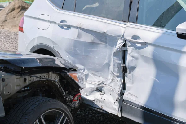 Auta těžce havarovala při dopravní nehodě po srážce na městské ulici. Koncept bezpečnosti silničního provozu a pojištění — Stock fotografie