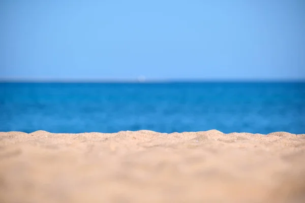 해변을 덮고 있는 깨끗 한 노란색 모래 표면을 배경으로 푸른 바 다 물이 덮여 있다. 여행 과 휴가의 개념 — 스톡 사진
