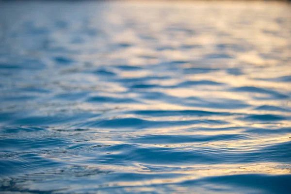 Closeup superfície da paisagem marinha de água do mar azul com pequenas ondas de ondulação — Fotografia de Stock