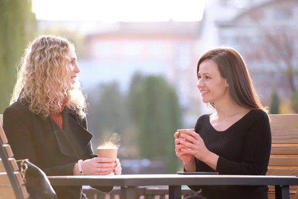 거리 카페에 앉아 있는 행복 한 두 젊은 여자의 모습 — 스톡 사진