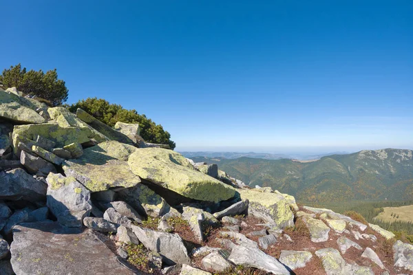 Montagne rocheuse flanc de colline avec de gros blocs de pierre le jour ensoleillé — Photo