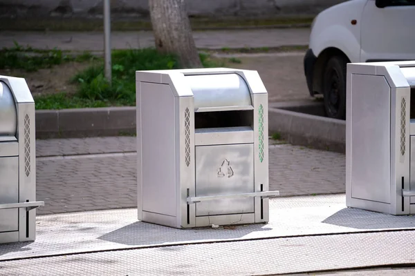 Nerezové plechovky na odpadky pro oddělenou likvidaci odpadu na ulici města — Stock fotografie