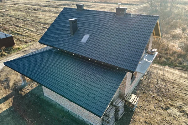 Vista aerea della casa tetto coperto con tegole in ceramica. Copertura in maiolica di edifici in costruzione — Foto Stock