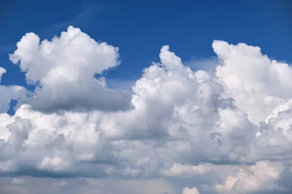 Pemandangan cerah putih puffy cumulus awan di langit biru jernih — Stok Foto