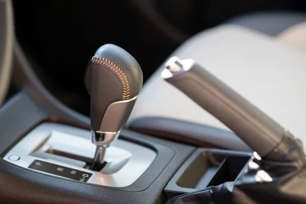 Detailní záběr řadicí páky automatického převodovky. Detail interiéru vozidla — Stock fotografie