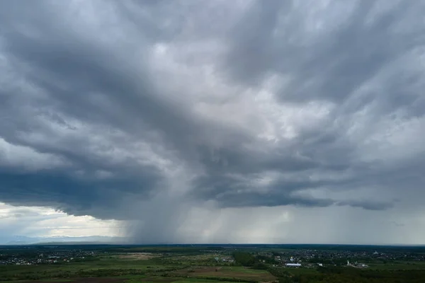 雷暴期间在乡村上空形成的暴雨天空中的黑云景观 — 图库照片