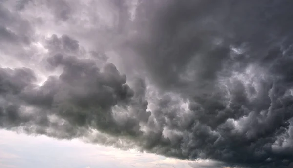 Пейзаж темных зловещих облаков, образующихся на бушующем небе во время сильного грозы — стоковое фото