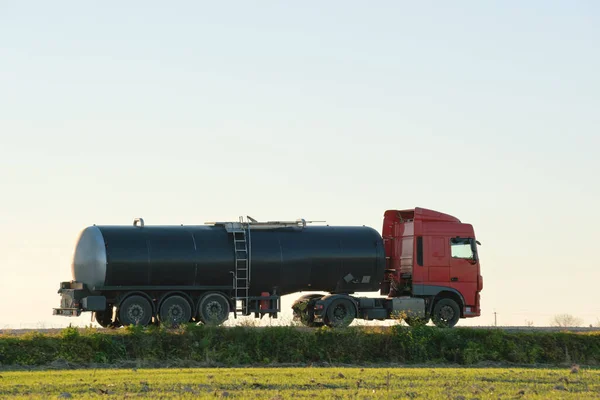 Camión de carga de gasolina conduciendo por carretera transportando productos petrolíferos. Transporte de entrega y concepto logístico — Foto de Stock