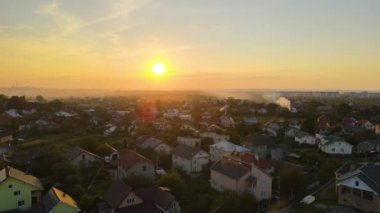 Kuru otlardan çıkan zirai atıkların ve kuru havayla yanan saman sakallarının havadan görünüşü tarım arazilerindeki kurak mevsimde küresel ısınma ve kanserojen gazlara neden oluyor..