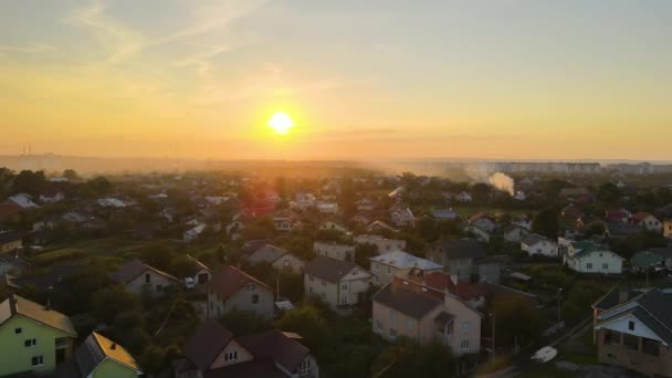 Vista aérea de las hogueras de residuos agrícolas de pasto seco y rastrojo de paja ardiendo con humo espeso que contamina el aire durante la estación seca en las tierras de cultivo causando calentamiento global y humos carcinógenos. — Vídeos de Stock