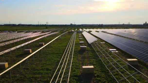 Luftaufnahme eines im Bau befindlichen großen Elektrizitätswerks mit vielen Reihen von Sonnenkollektoren auf Metallrahmen zur Erzeugung sauberer elektrischer Energie. Entwicklung erneuerbarer Energiequellen — Stockvideo