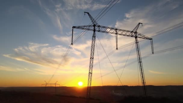 Wieża wysokiego napięcia z liniami elektroenergetycznymi o zachodzie słońca. Przekazywanie energii elektrycznej — Wideo stockowe