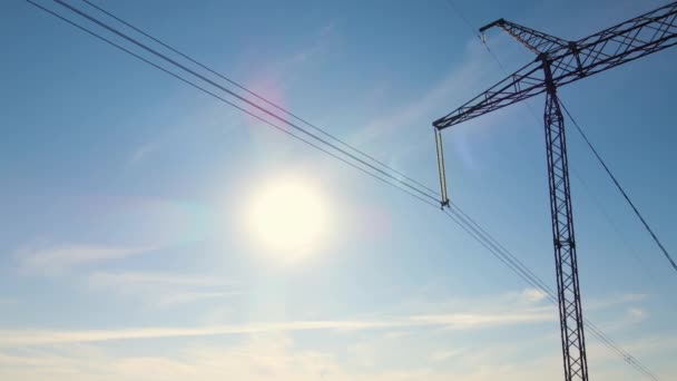 Башта високої напруги з електричними лініями, що передають електричну енергію через кабельні дроти — стокове відео