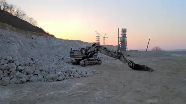 Taş ocağındaki çakıl kaynaklarını kazmak için kazıcı ekipmanlarıyla birlikte inşaat kum taşı malzemelerinden oluşan açık maden sahası — Stok video