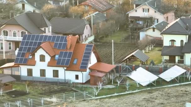 Tetto domestico privato coperto con pannelli fotovoltaici solari per la generazione di energia elettrica ecologica pulita nella zona rurale periferica della città. Concetto di casa autonoma — Video Stock